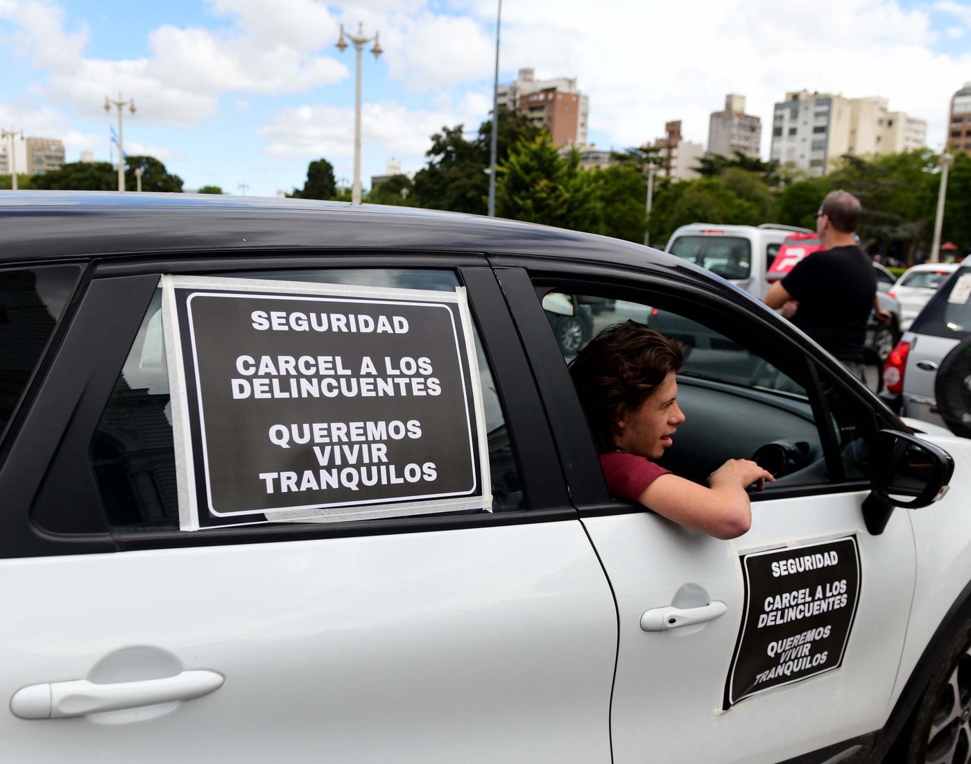 Decenas de vecinos se movilizaron en La Plata para exigir por más seguridad. Decenas de vecinos se movilizaron en La Plata para exigir por más seguridad.